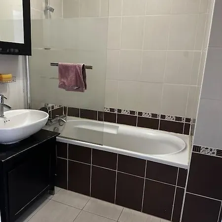 Cosy And Quiet T2 In 19 Apartment